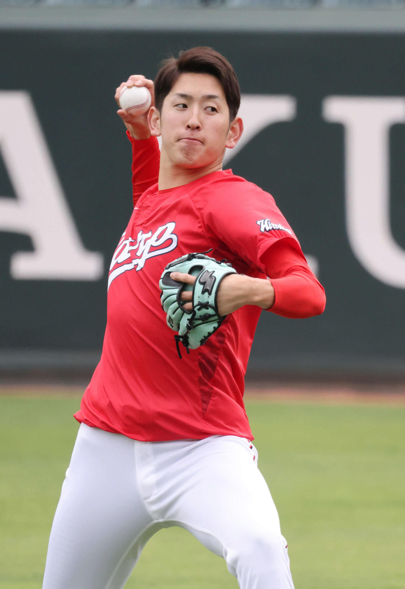 投手指名練習でキャッチボールをする広島遠藤（撮影・加藤孝規）