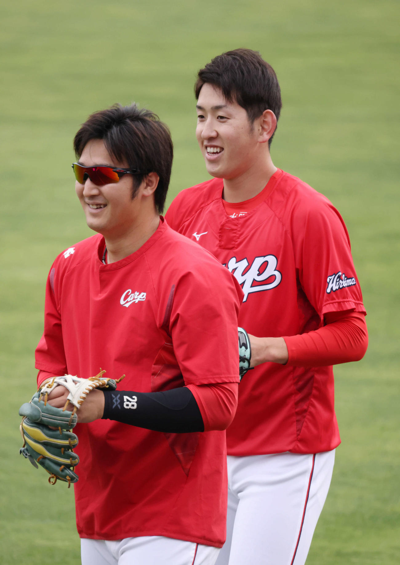 投手指名練習で床田とキャッチボールを行った広島遠藤（右）（撮影・加藤孝規）