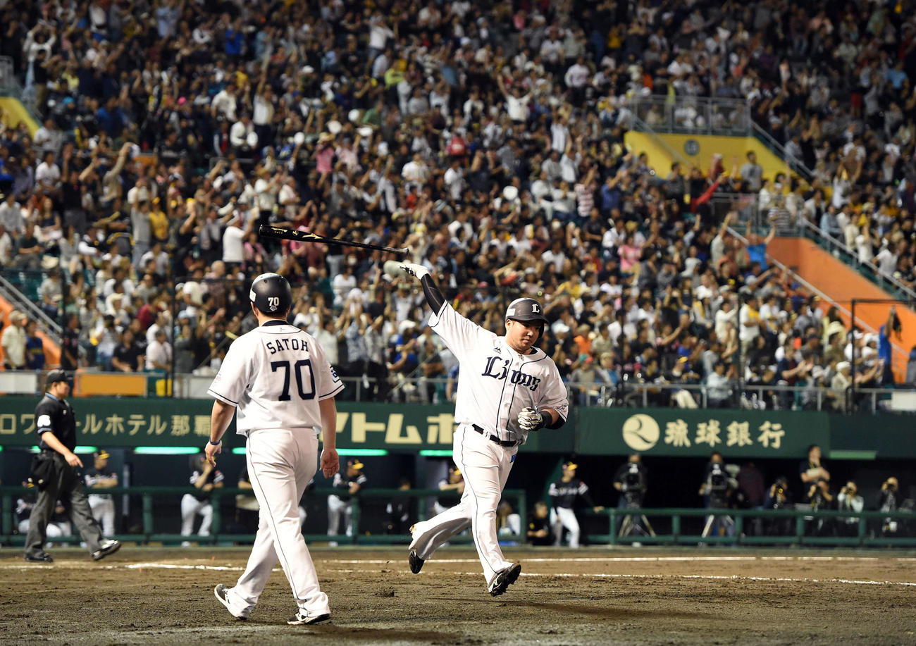 19年、沖縄で行われた西武対ソフトバンク戦で本塁打を放った西武山川