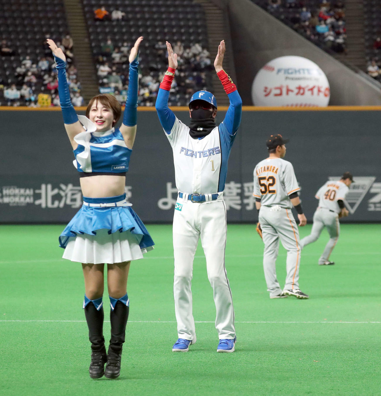 3月6日、ファイターズガールと一緒に踊る日本ハム新庄剛志監督