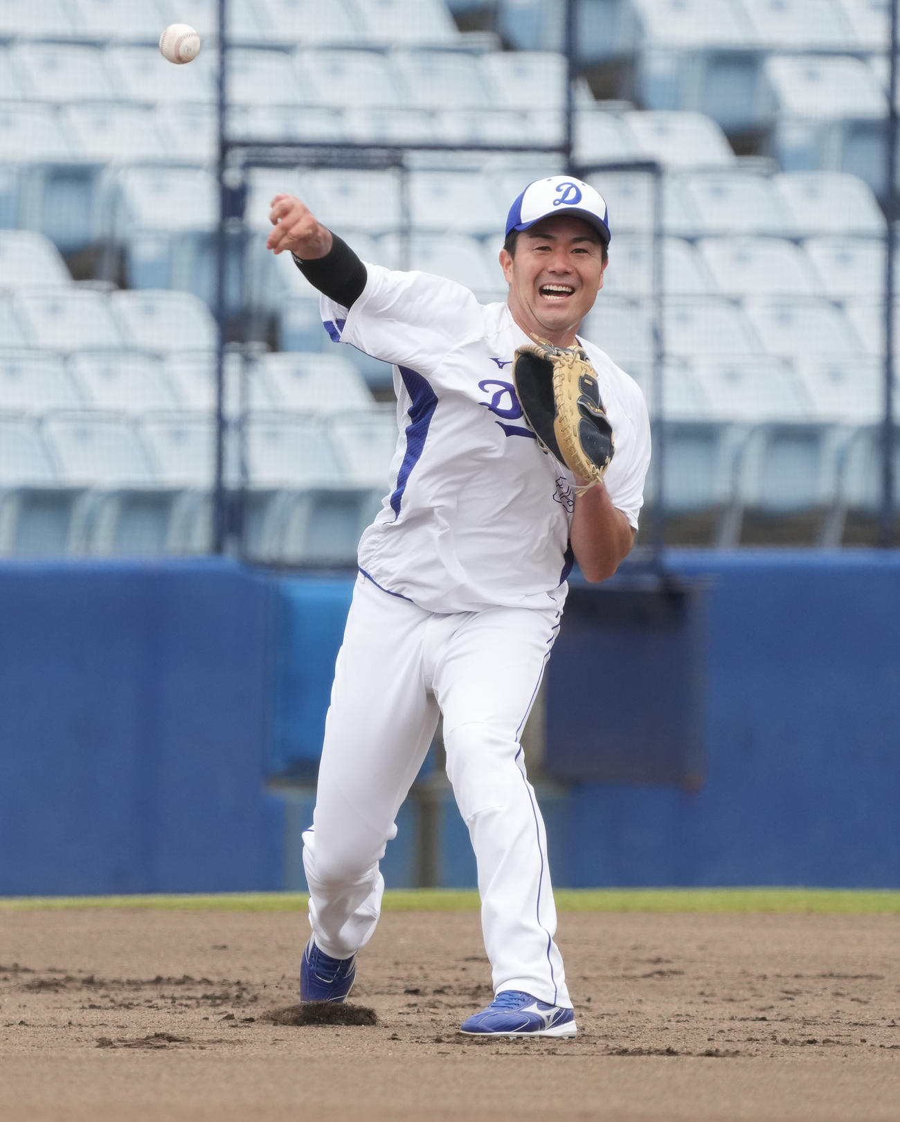 ノックを受け送球する木下（撮影・森本幸一）