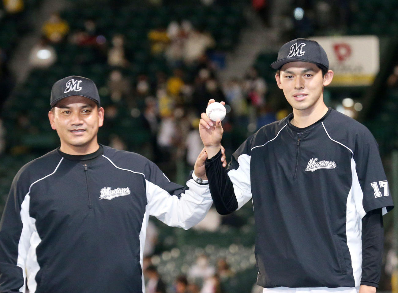 昨年5月27日、阪神戦でプロ初勝利を挙げたロッテ佐々木朗希（右）
