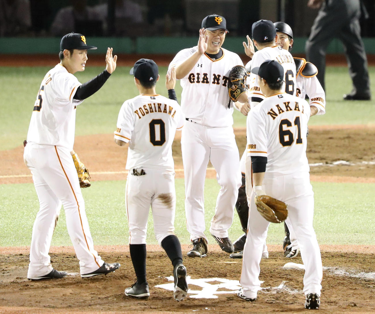 2018年5月22日、宇都宮での広島戦で移籍後初完封し笑顔を見せる山口俊