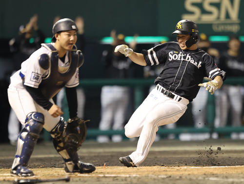 西武対ソフトバンク　9回表ソフトバンク無死一、二塁、柳田悠岐の右前同点適時打で生還ンする野村勇（撮影・梅根麻紀）