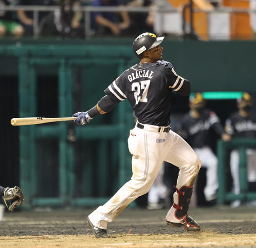 西武対ソフトバンク　9回表ソフトバンク無死一、二塁、グラシアルは右前に勝ち越し適時打を放つ（撮影・梅根麻紀）
