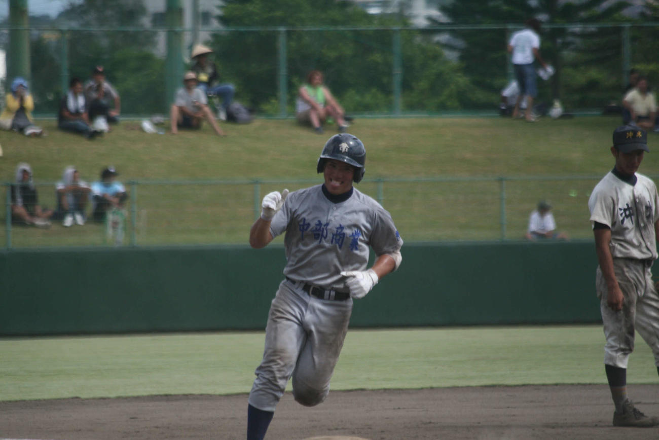 09年7月、沖縄大会・準決勝の沖縄水産戦で2点本塁打を放ちガッツポーズする中部商・山川