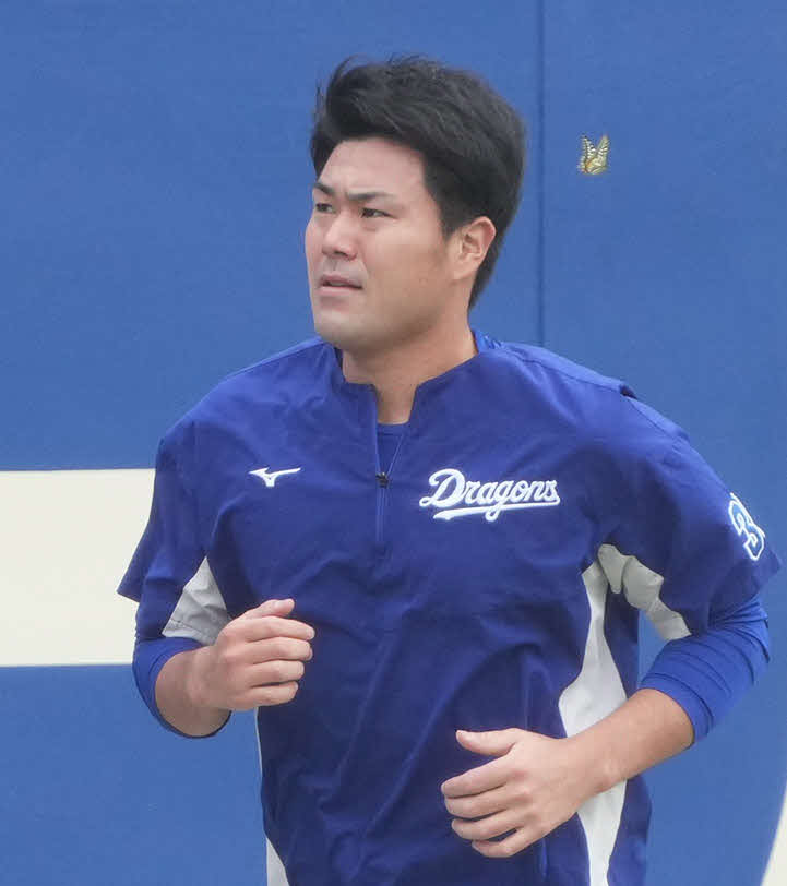 ランニングをする中日木下のそばをアゲハチョウが舞う（撮影・森本幸一）