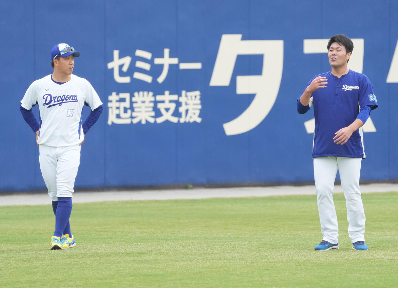 柳と言葉を交わす木下（右）（撮影・森本幸一）