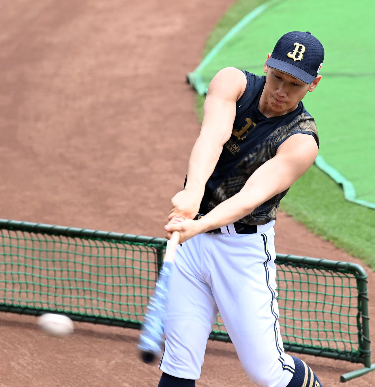 ティー打撃を行う吉田正尚（撮影・前岡正明）