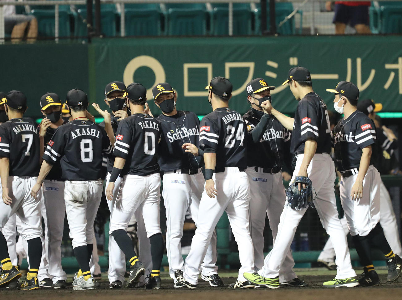 21年7月3日日本ハム戦　マルティネスの力投でソフトバンクが沖縄初勝利、工藤公康監督とハイタッチするナイン