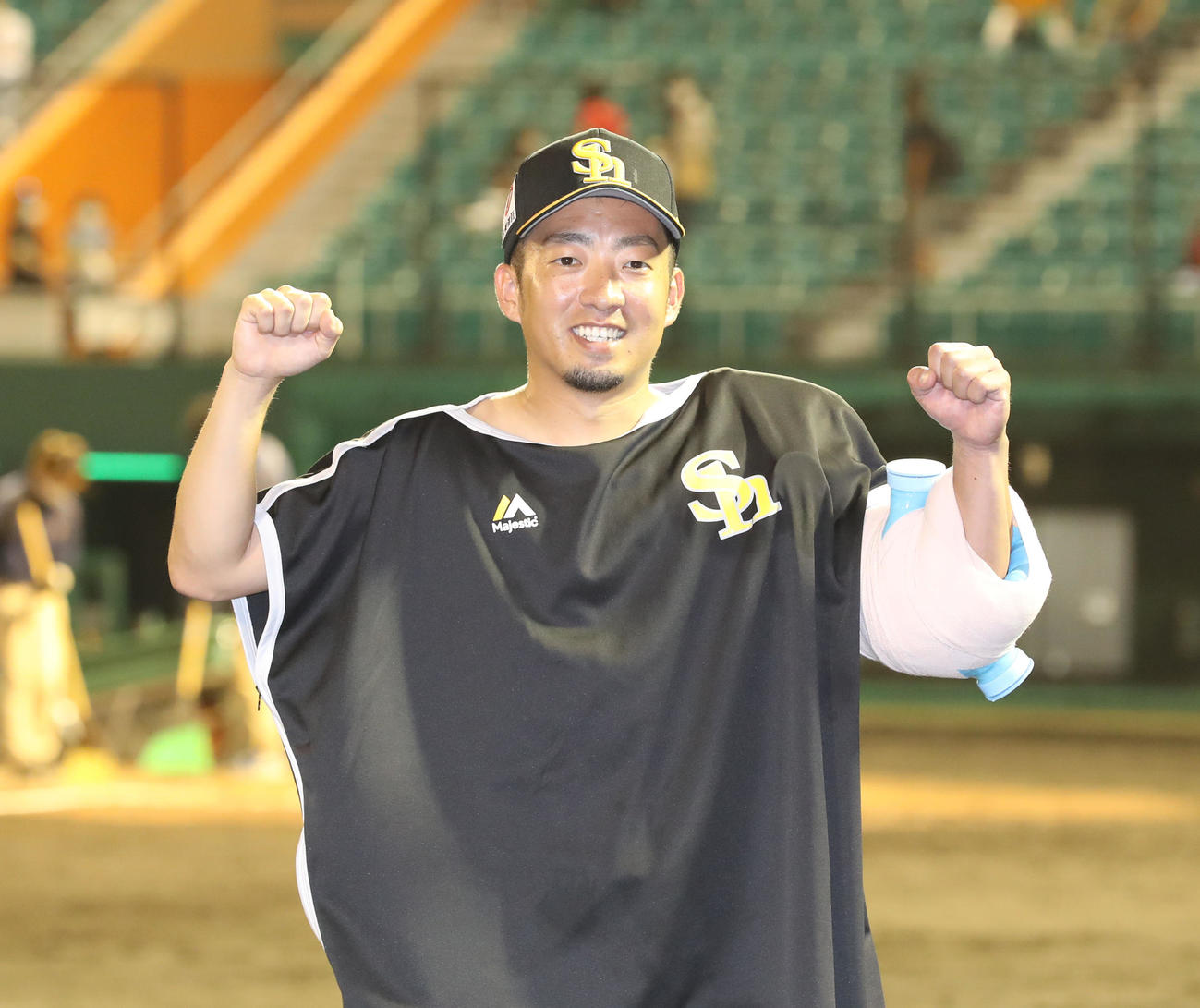 21年7月4日日本ハム戦　救援で好投し、ヒーローインタビューでガッツポーズをする石垣島出身の嘉弥真