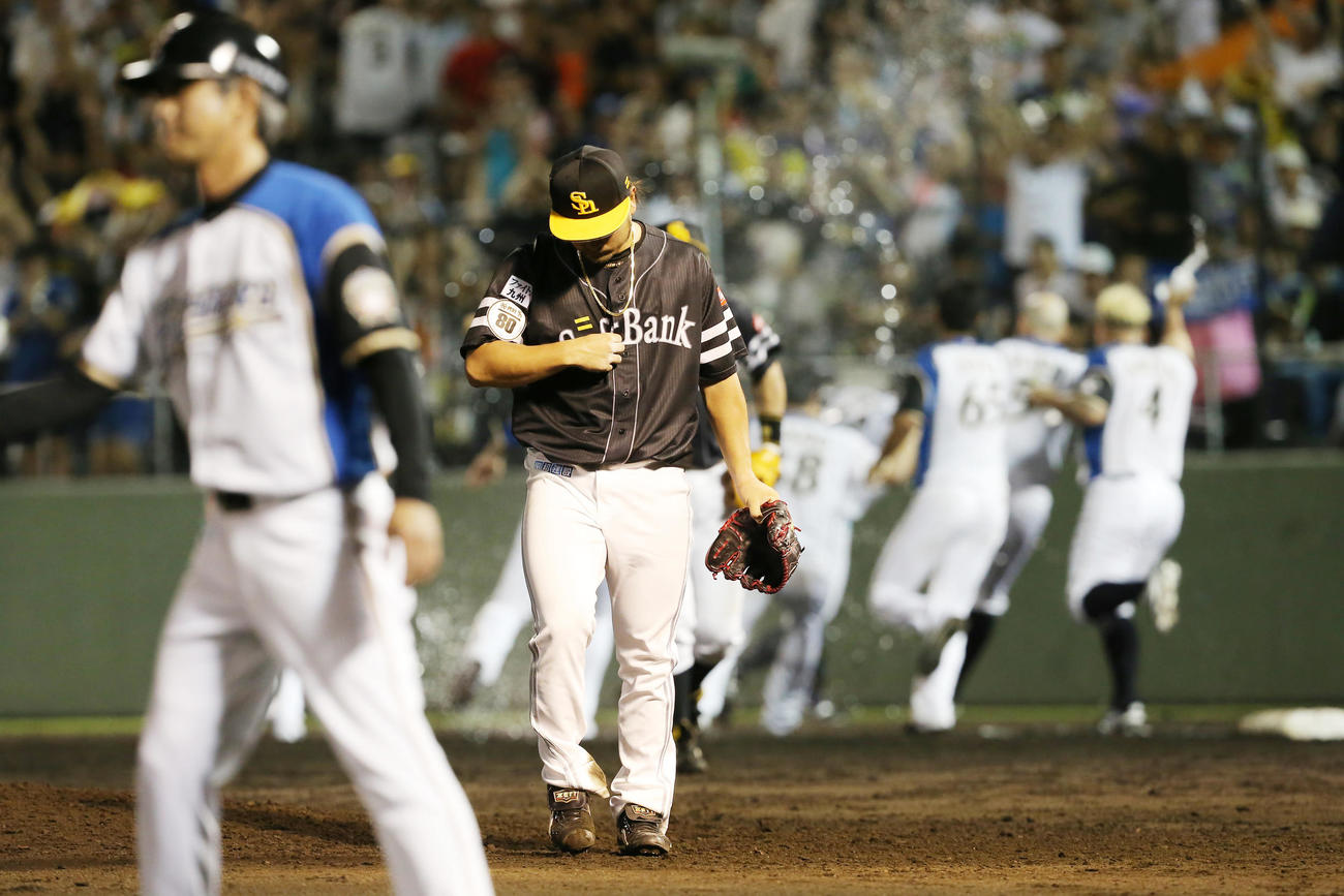 18年6月27日日本ハム戦　押し出し四球でサヨナラ負けしガックリ引きあげる森唯斗