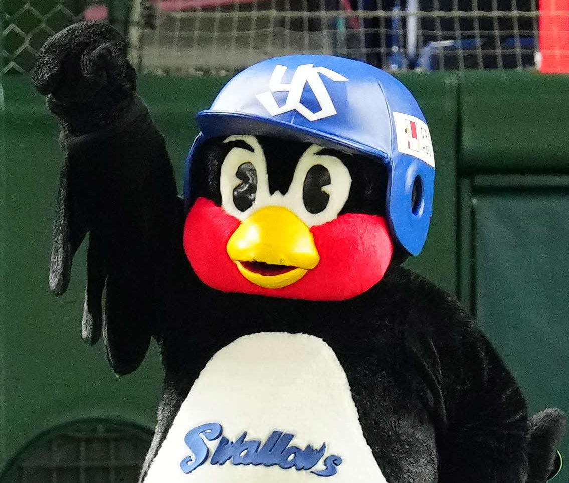 ヤクルトのマスコットつば九郎（2021年11月24日撮影）