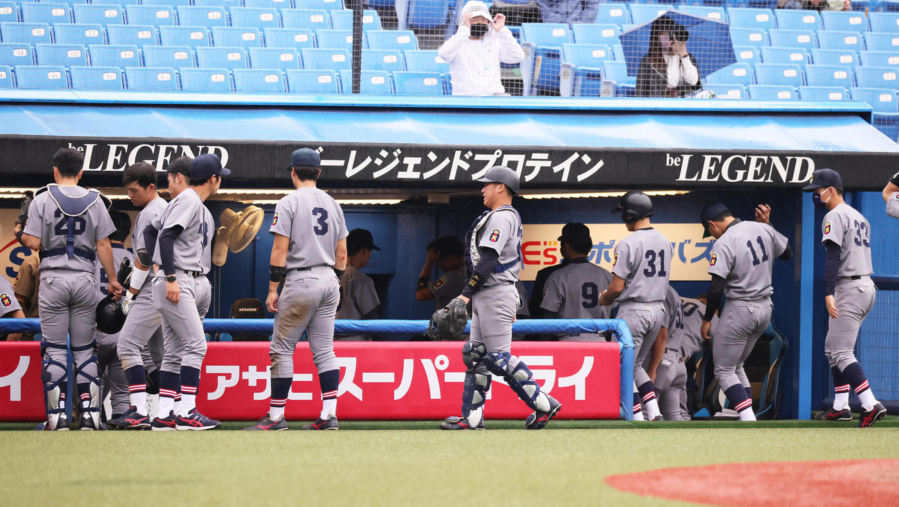 慶大対明大　敗れ、引き揚げる慶大ナイン（撮影・足立雅史）