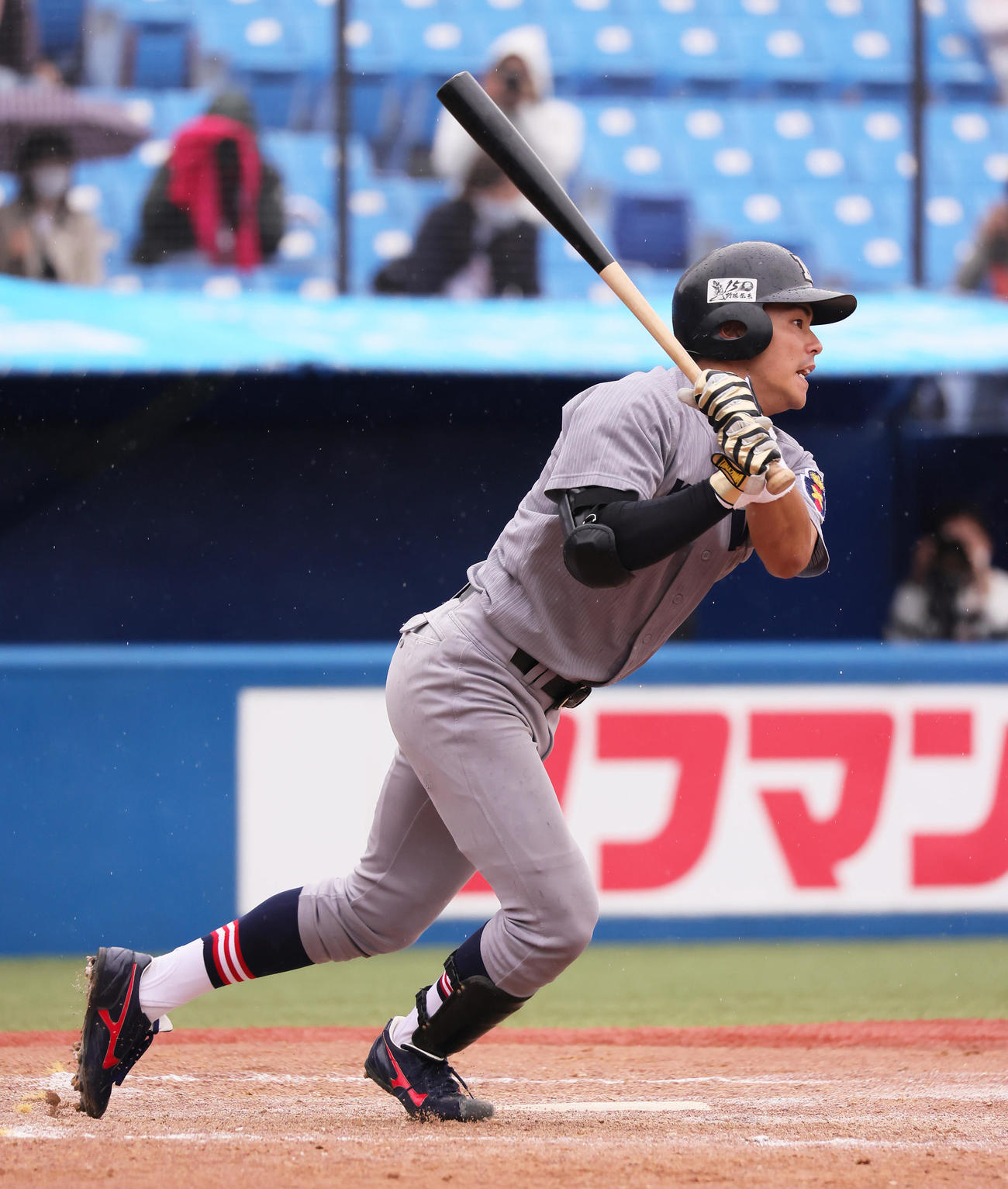 慶大対明大　8回表慶大2死二、三塁、山本は右前2点適時打を放つ（撮影・足立雅史）