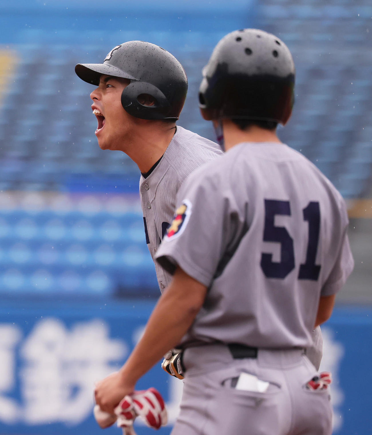 慶大対明大　8回表慶大2死二、三塁、山本は右前2点適時打を放ち雄たけびを上げる（撮影・足立雅史）