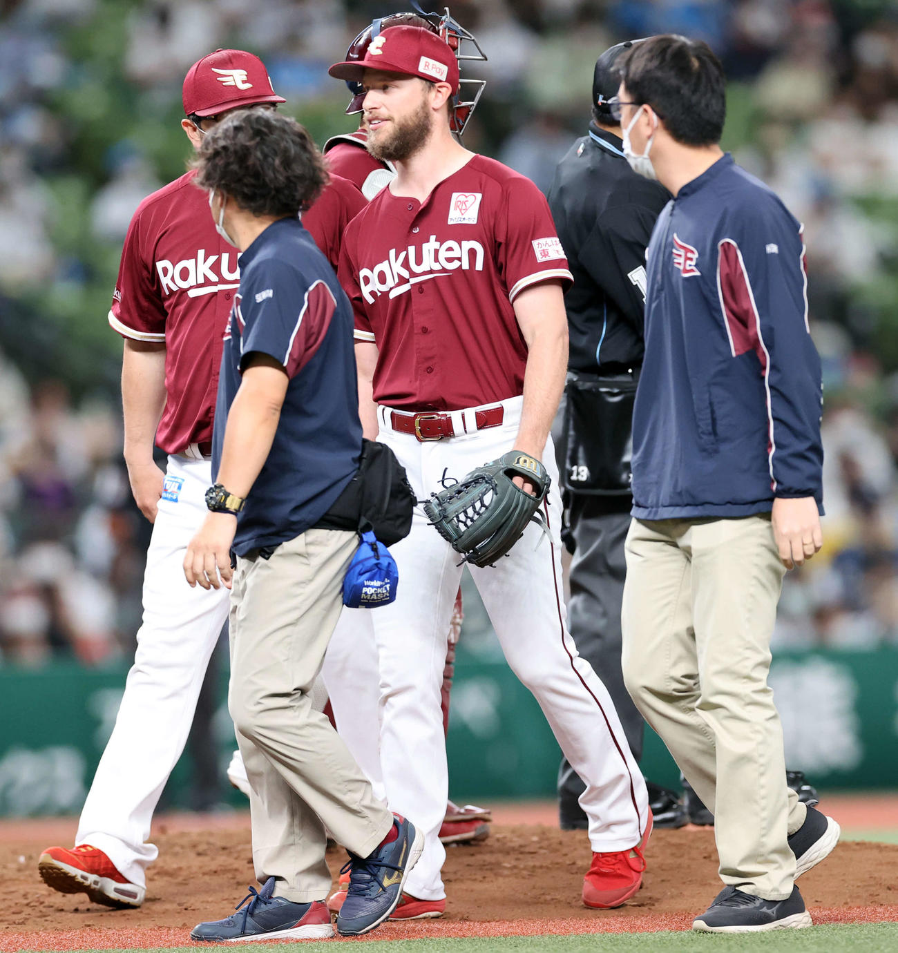 14日、西武対楽天　7回裏西武1死一塁、愛斗の投手強襲打を足に受け、マウンドを降りるブセニッツ（中央）