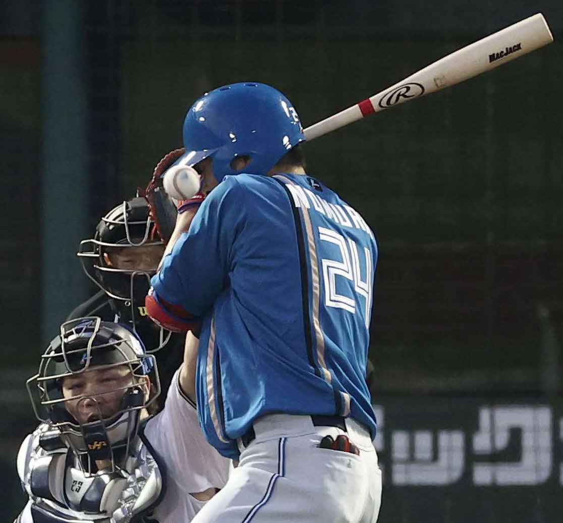 オリックス対日本ハム　4回表日本ハム1死二塁、野村は顔面に死球を受ける（撮影・上田博志）