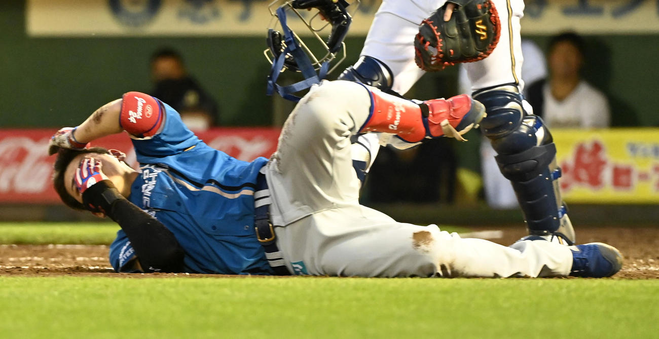 オリックス対日本ハム　4回表日本ハム1死二塁、野村は頭部に死球を受け倒れる（撮影・前岡正明）