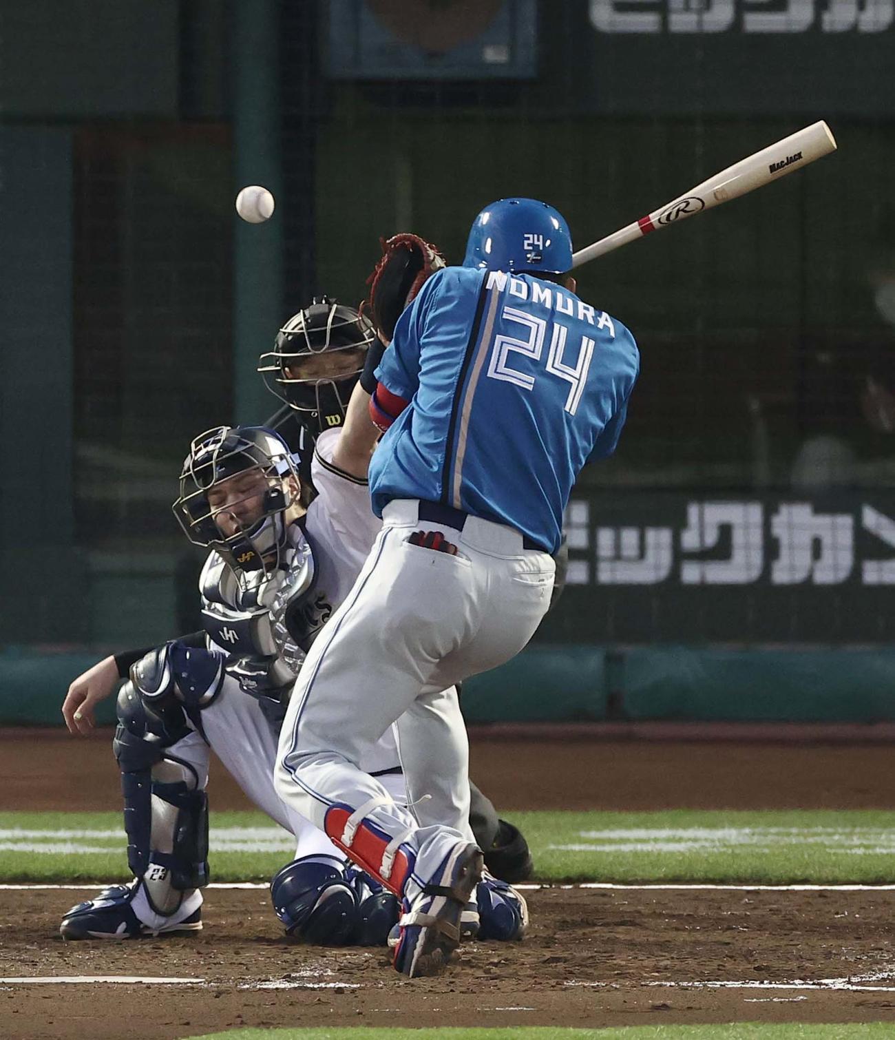 オリックス対日本ハム　4回表日本ハム1死二塁、野村は顔面に死球を受ける（撮影・上田博志）