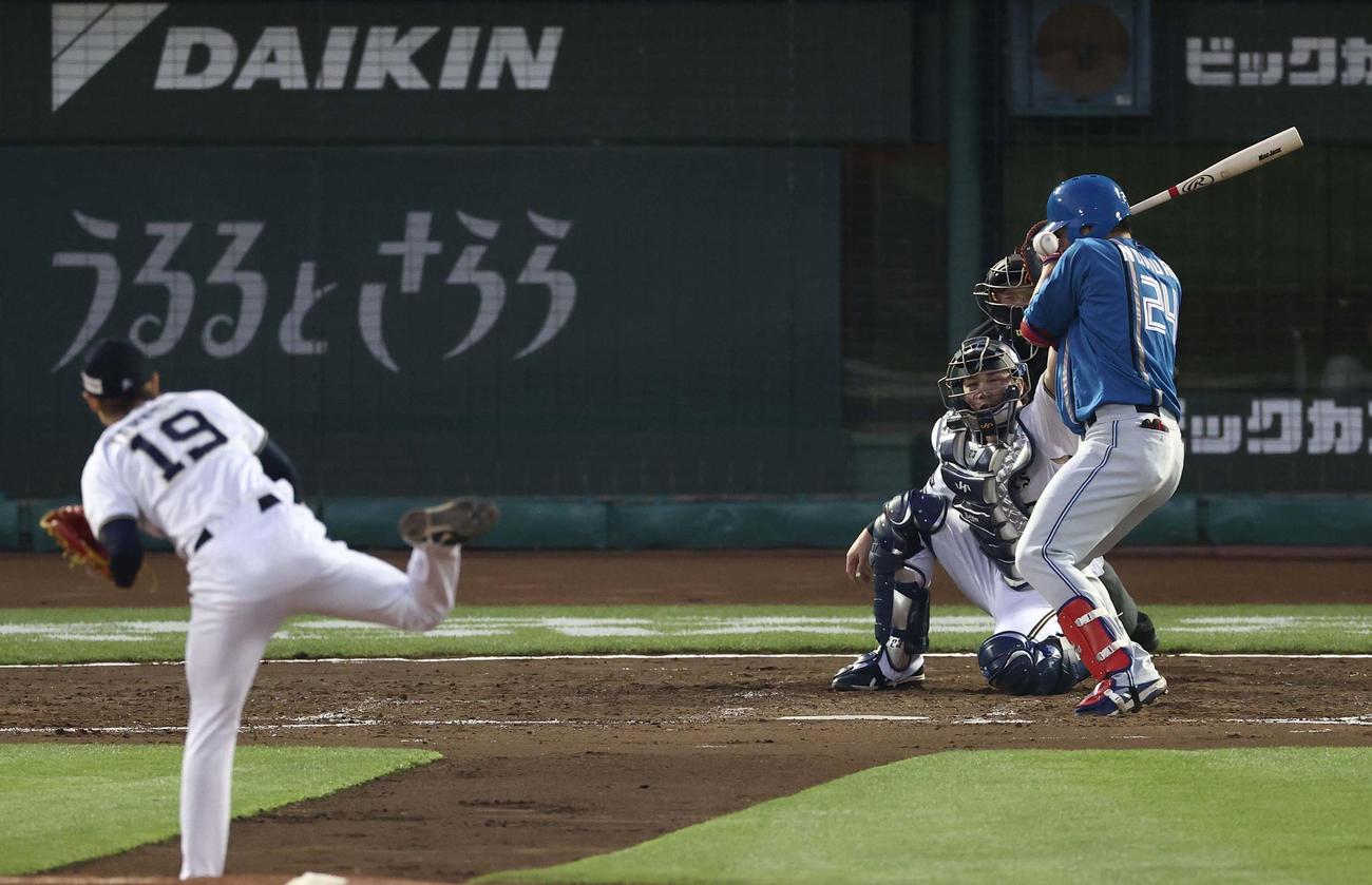 オリックス対日本ハム　4回表日本ハム1死二塁、野村は顔面に死球を受ける（撮影・上田博志）