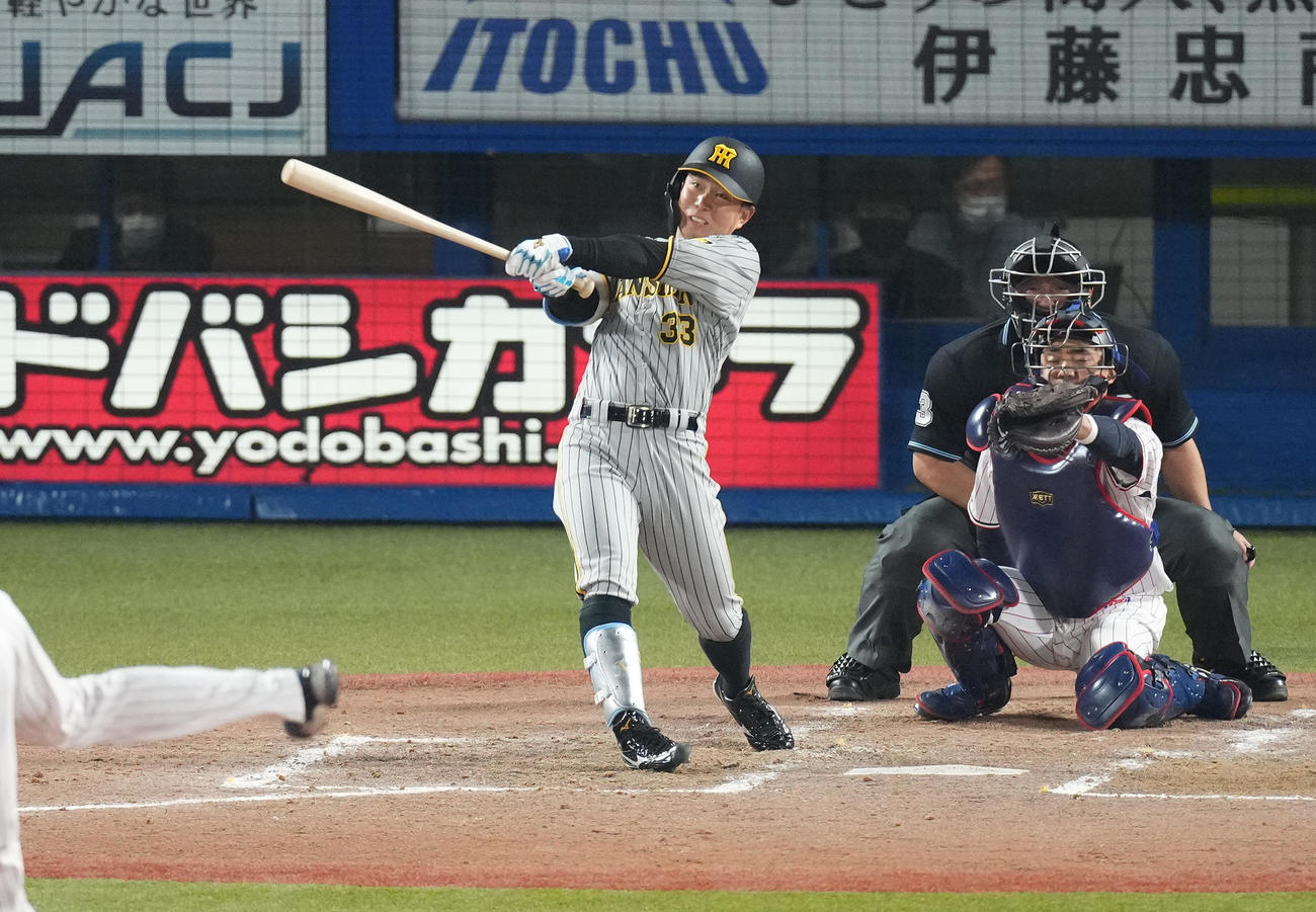 ヤクルト対阪神　5回表阪神1死、右越えに先制の本塁打を放つ糸原（撮影・菅敏）