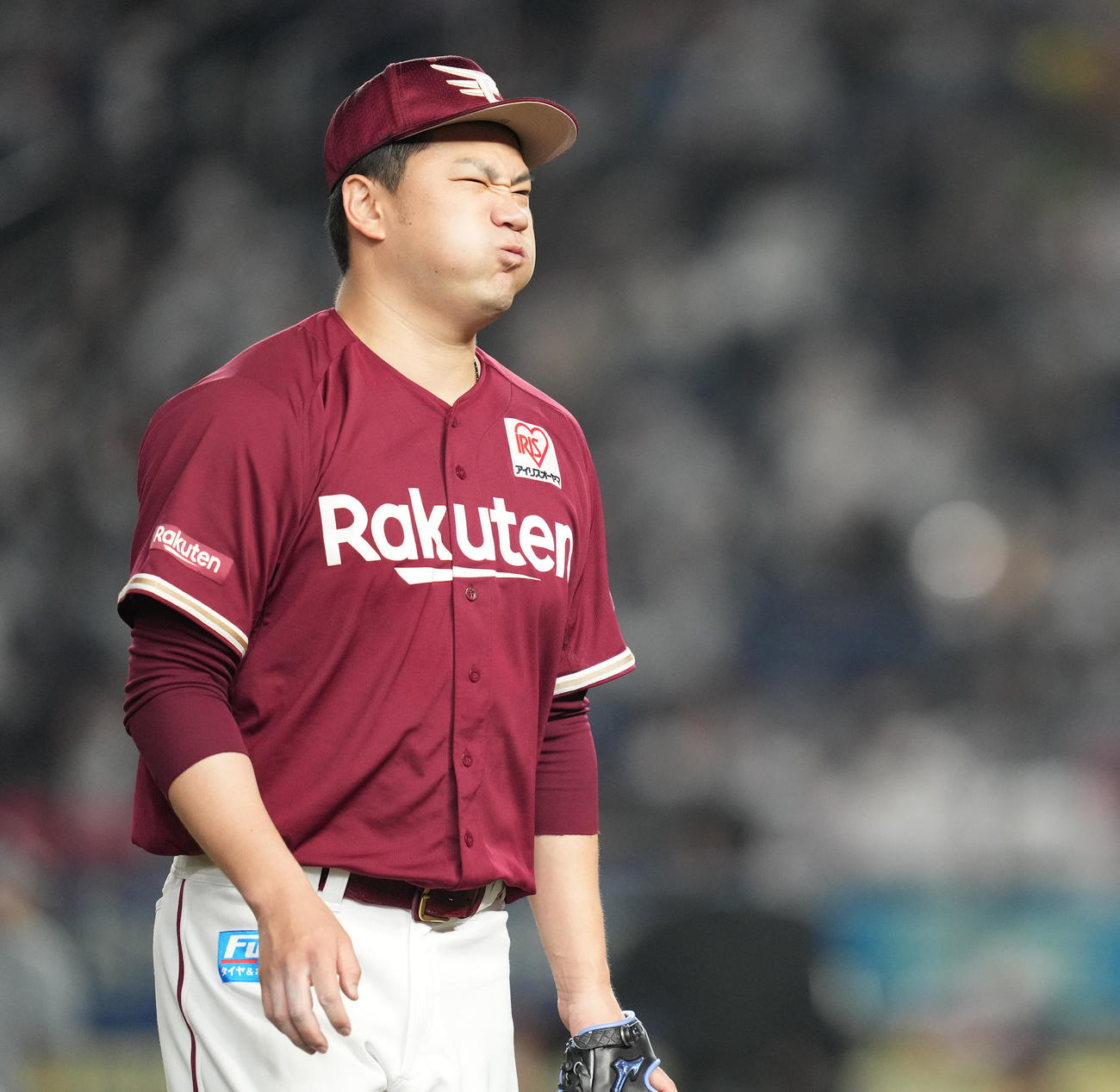 ロッテ対楽天　3回裏に失点し、悔しげな表情でベンチへ戻る楽天田中将（撮影・鈴木みどり）
