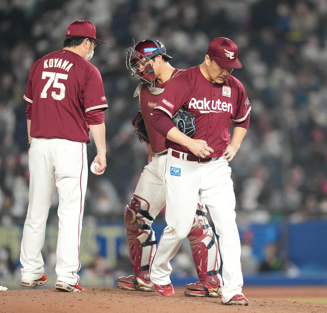 ロッテ対楽天　7回裏途中で降板する楽天田中将（右）（撮影・鈴木みどり）