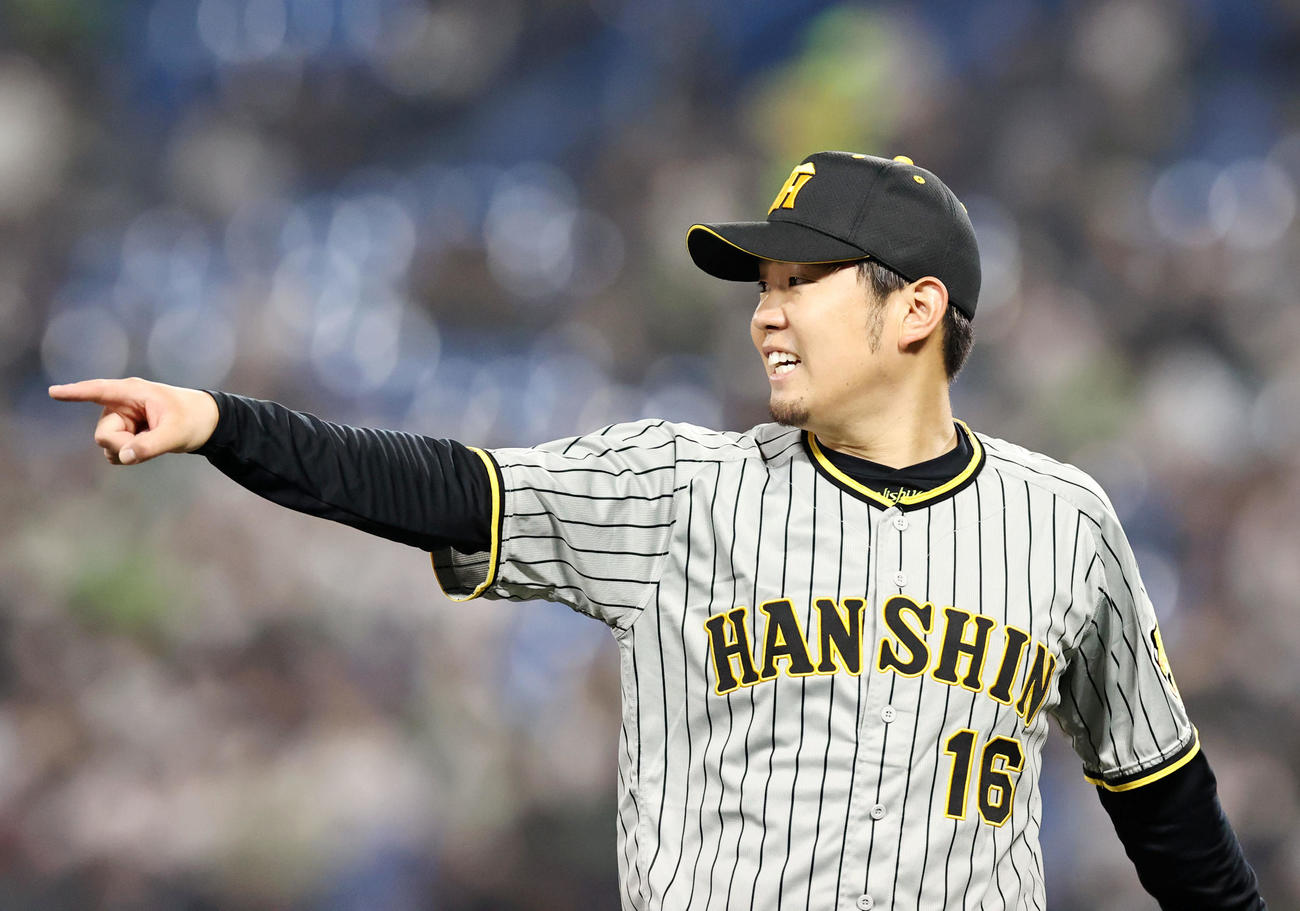 ヤクルト対阪神　6回裏ヤクルト1死一塁、西勇は山田を三ゴロ併殺打に仕留め笑顔を見せる（撮影・加藤哉）
