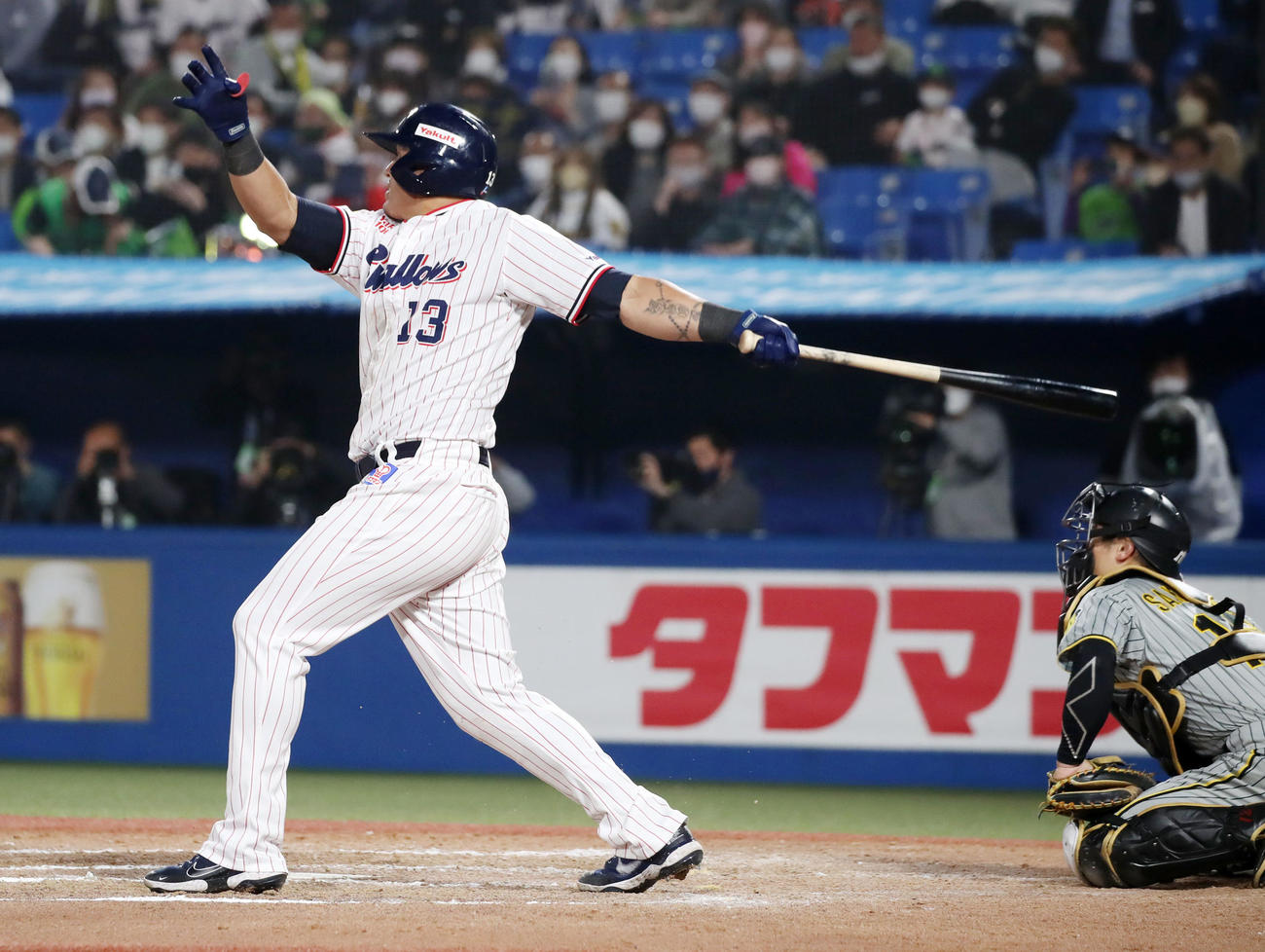 ヤクルト対阪神　9回裏ヤクルト1死二、三塁、オスナは右犠飛を打ち上げサヨナラ勝ち（撮影・加藤哉）