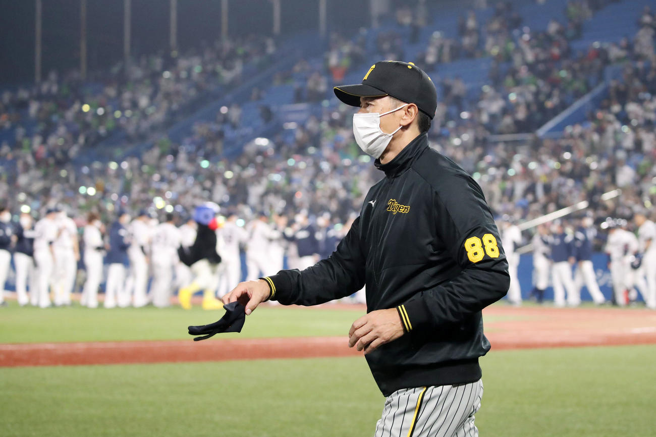 ヤクルト対阪神　ヤクルトにサヨナラ負けで引き揚げる矢野監督（撮影・加藤哉）