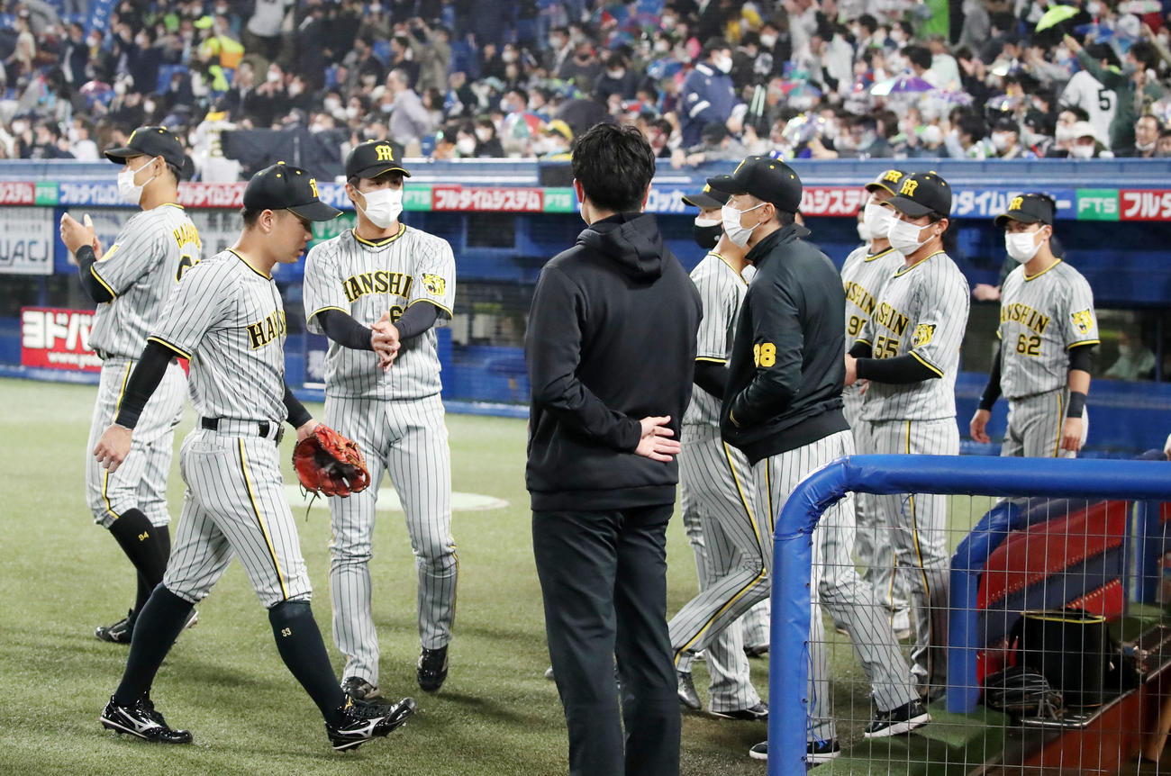 ヤクルト対阪神　9回裏ヤクルト1死二、三塁、オスナにサヨナラ右犠飛を打たれ引き揚げる糸原（左）らナインを迎える矢野監督（撮影・加藤哉）