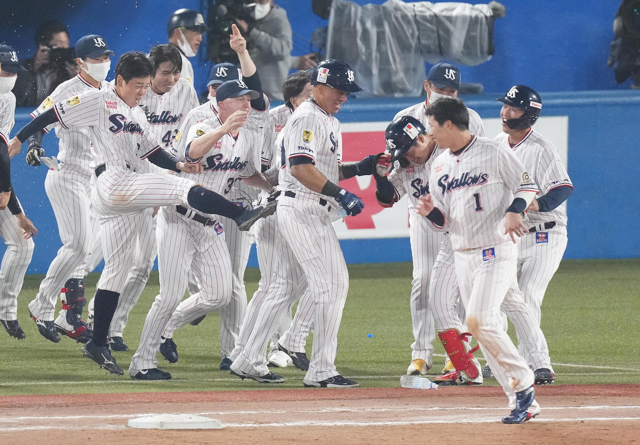 ヤクルト対阪神　9回裏ヤクルト1死二、三塁、サヨナラの犠飛で勝利し、ナインに手荒い祝福を受けるオスナ（中央）（撮影・菅敏）