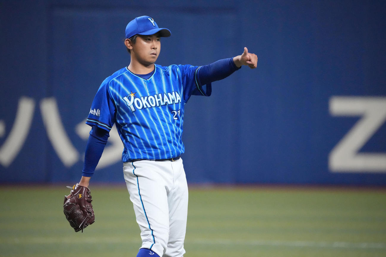 中日対DeNA 4回裏中日無死、三ツ俣を三振に仕留め野手に合図をする今永（撮影・森本幸一）