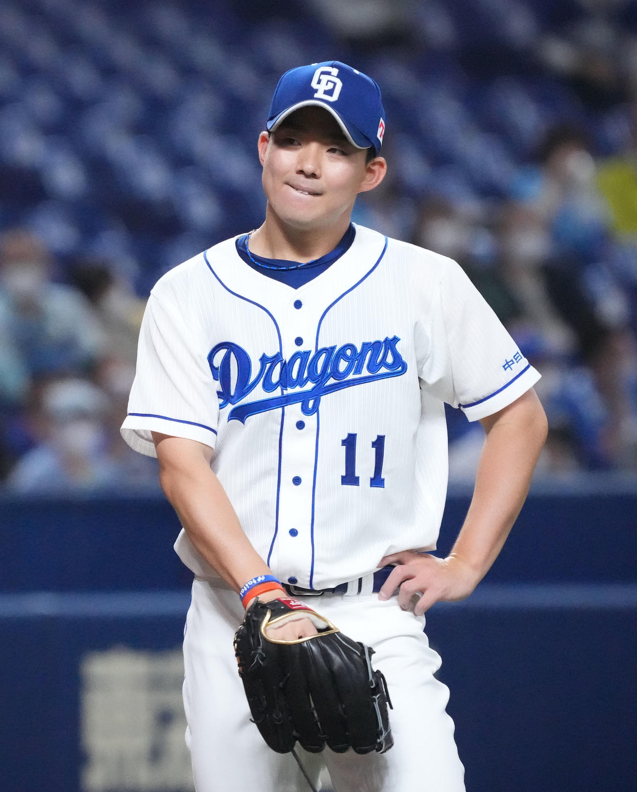 中日対DeNA 4回表DeNA1死二、三塁、嶺井の野選で先制を許し悔しそうな表情の小笠原（撮影・森本幸一）