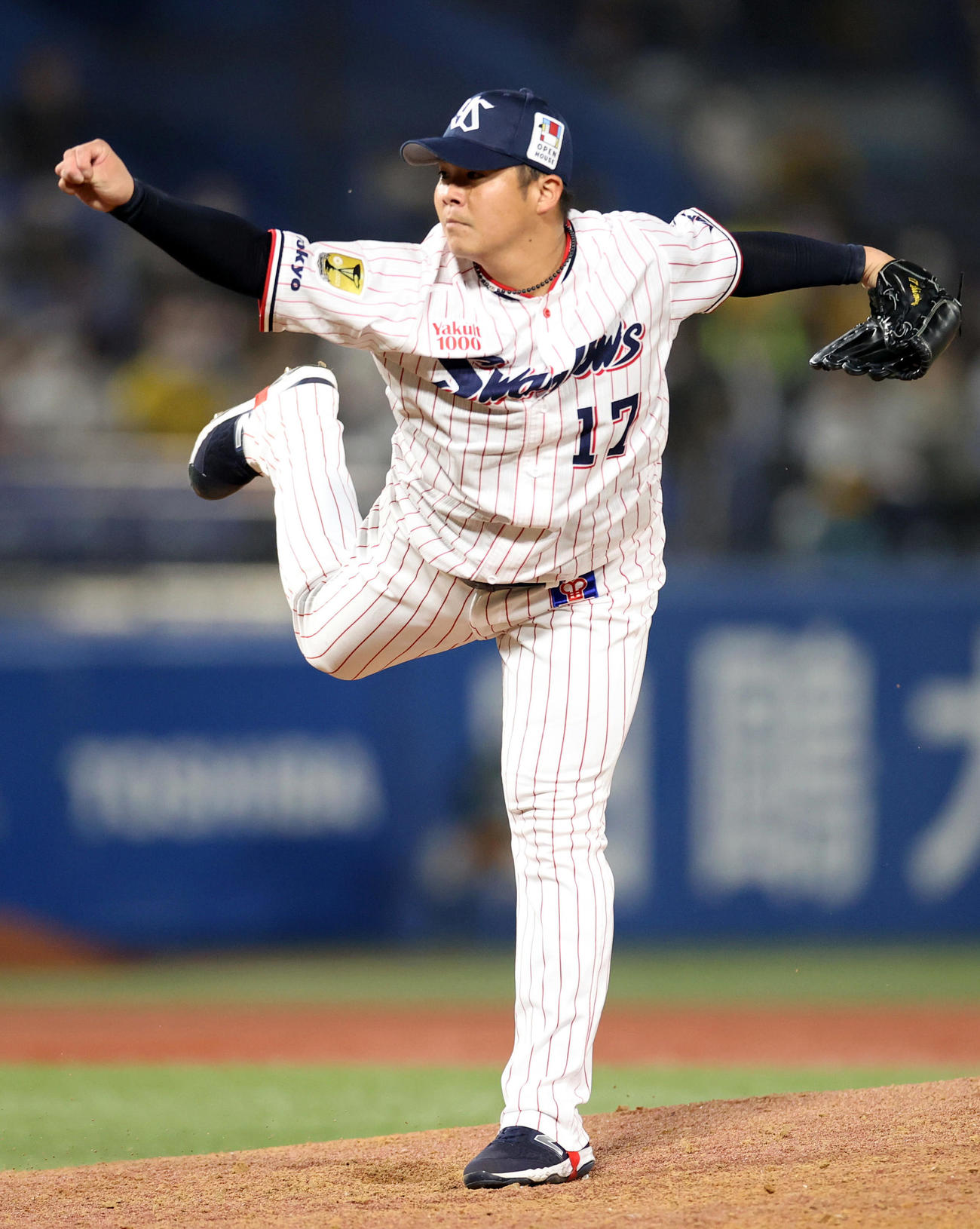 ヤクルト対阪神　8回表から登板するヤクルト2番手の清水（撮影・狩俣裕三）