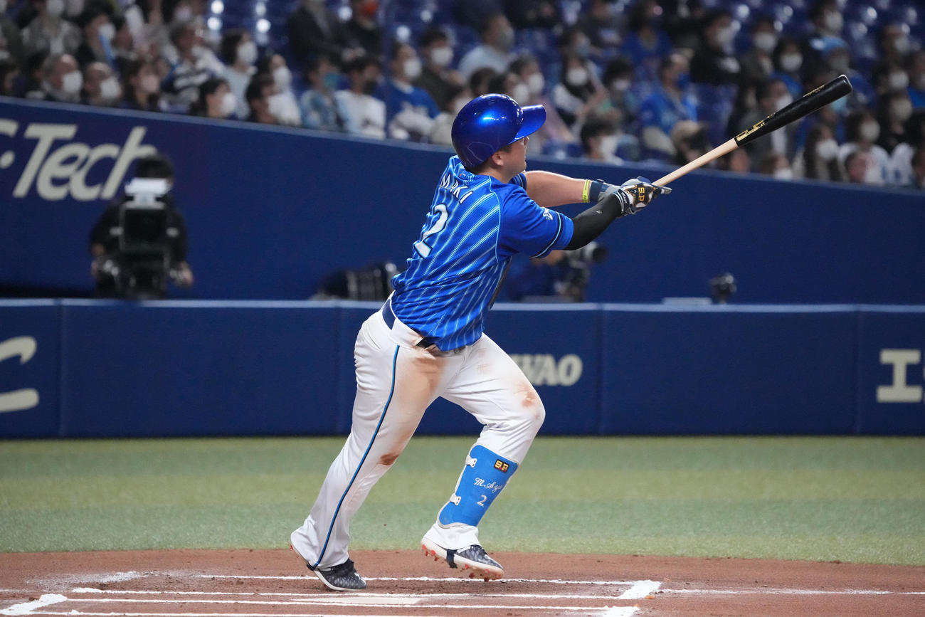中日対DeNA 6回表DeNA無死、左越えソロ本塁打を放つ牧（撮影・森本幸一）