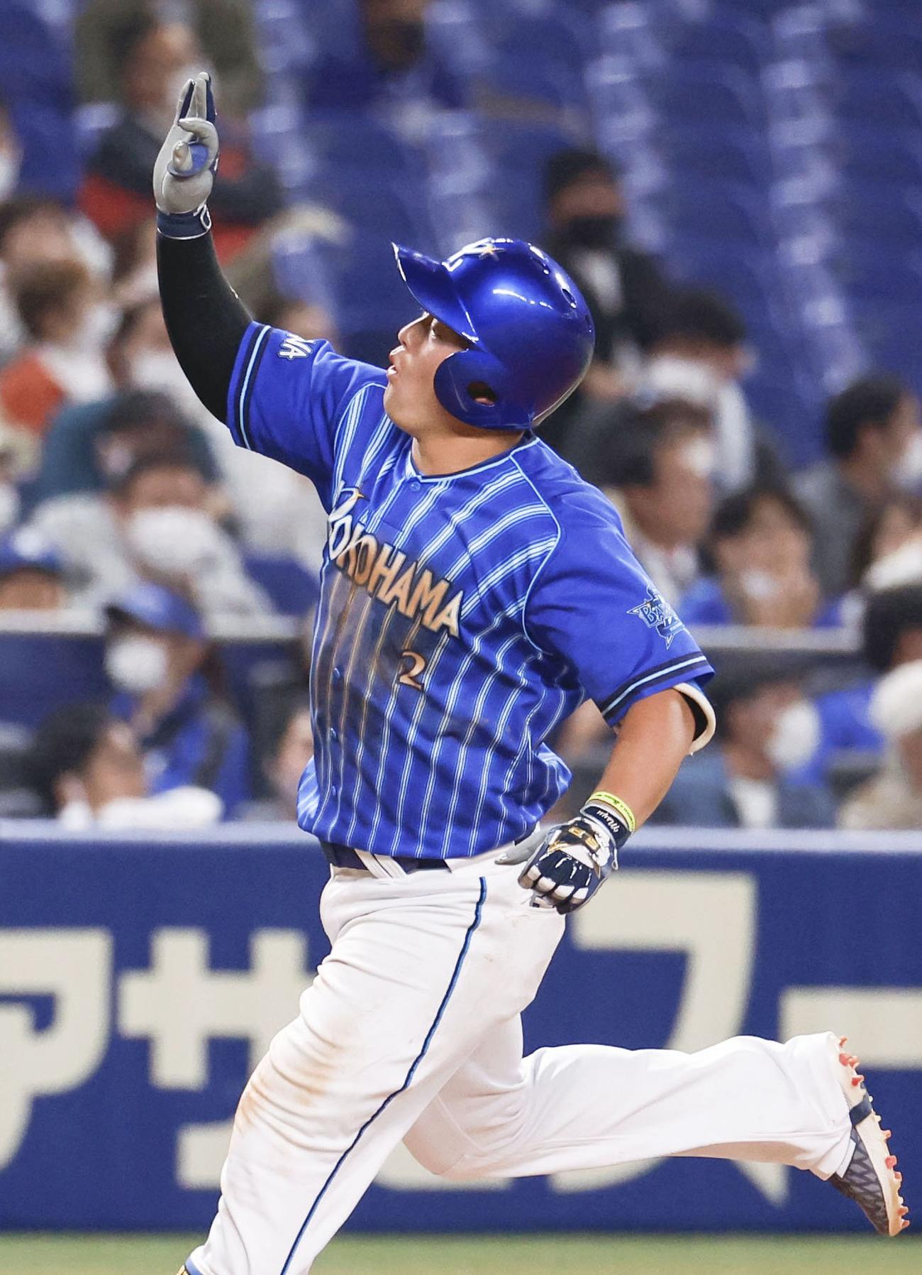 6回、本塁打を放ち、喜ぶDeNA牧（共同）