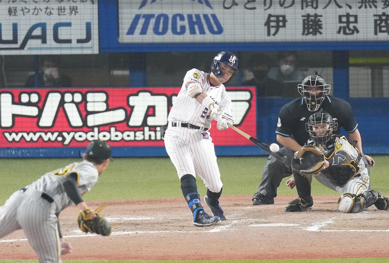 ヤクルト対阪神　9回裏ヤクルト1死一、三塁、同点適時二塁打を放つ青木。投手岩崎（撮影・菅敏）