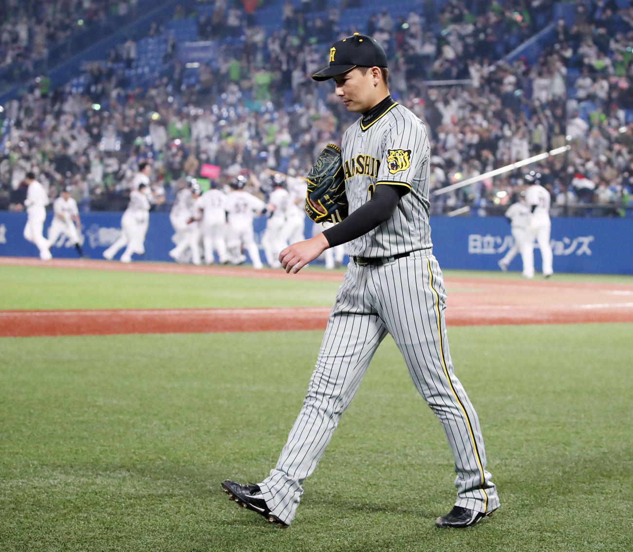 ヤクルト対阪神　9回裏ヤクルト1死二、三塁、岩崎はオスナにサヨナラ右犠飛を浴び、直接ロッカールームへ引き揚げる（撮影・加藤哉）