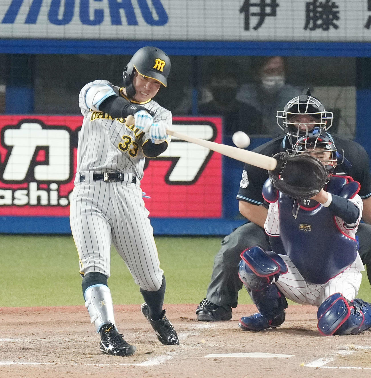 ヤクルト対阪神　5回表阪神1死、右越え先制ソロ本塁打を放つ糸原（撮影・菅敏）