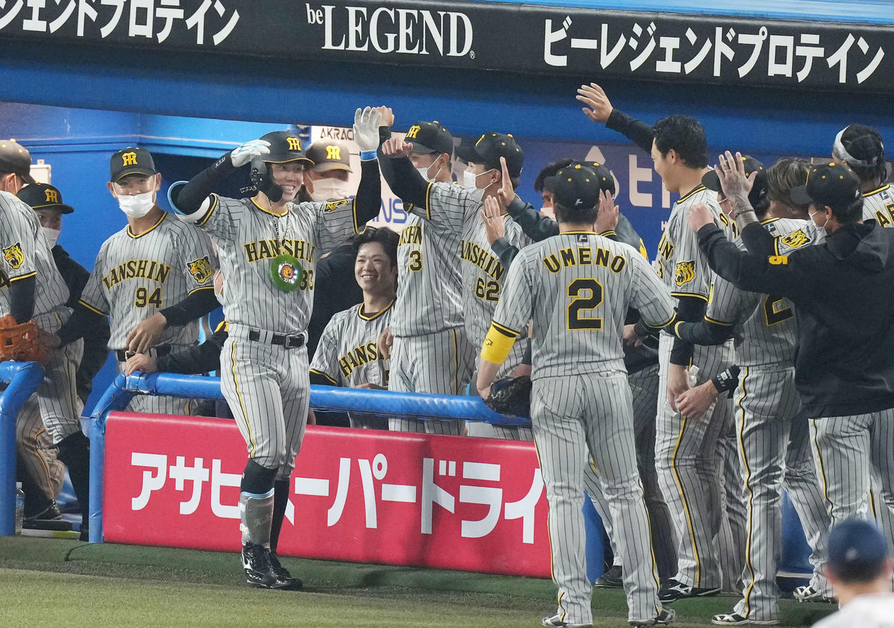ヤクルト対阪神　5回表阪神1死、右越え先制本塁打を放ち、ナインに迎えられる糸原（左から2人目）（撮影・菅敏）