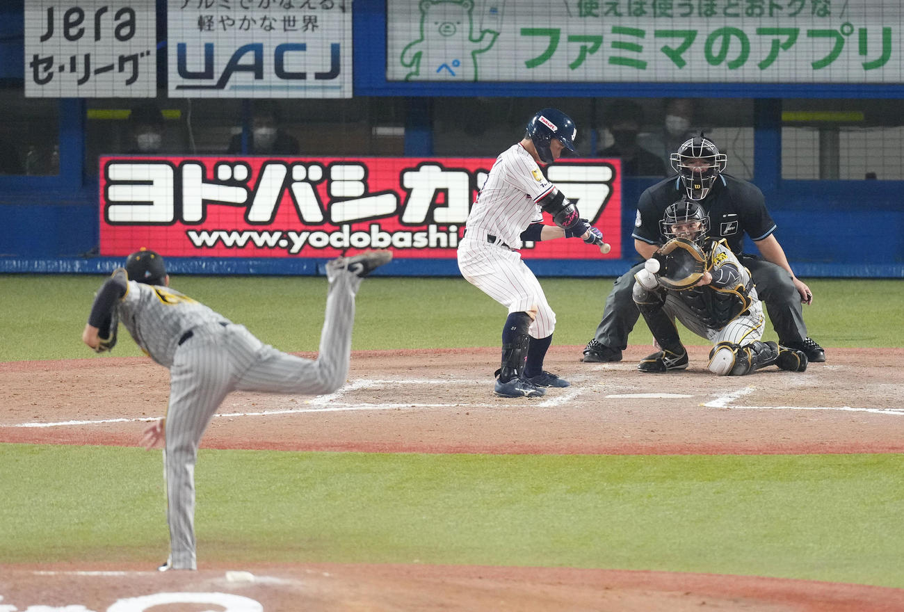ヤクルト対阪神　8回裏ヤクルト2死二塁、山崎を見逃しの三振に仕留める湯浅（撮影・菅敏）