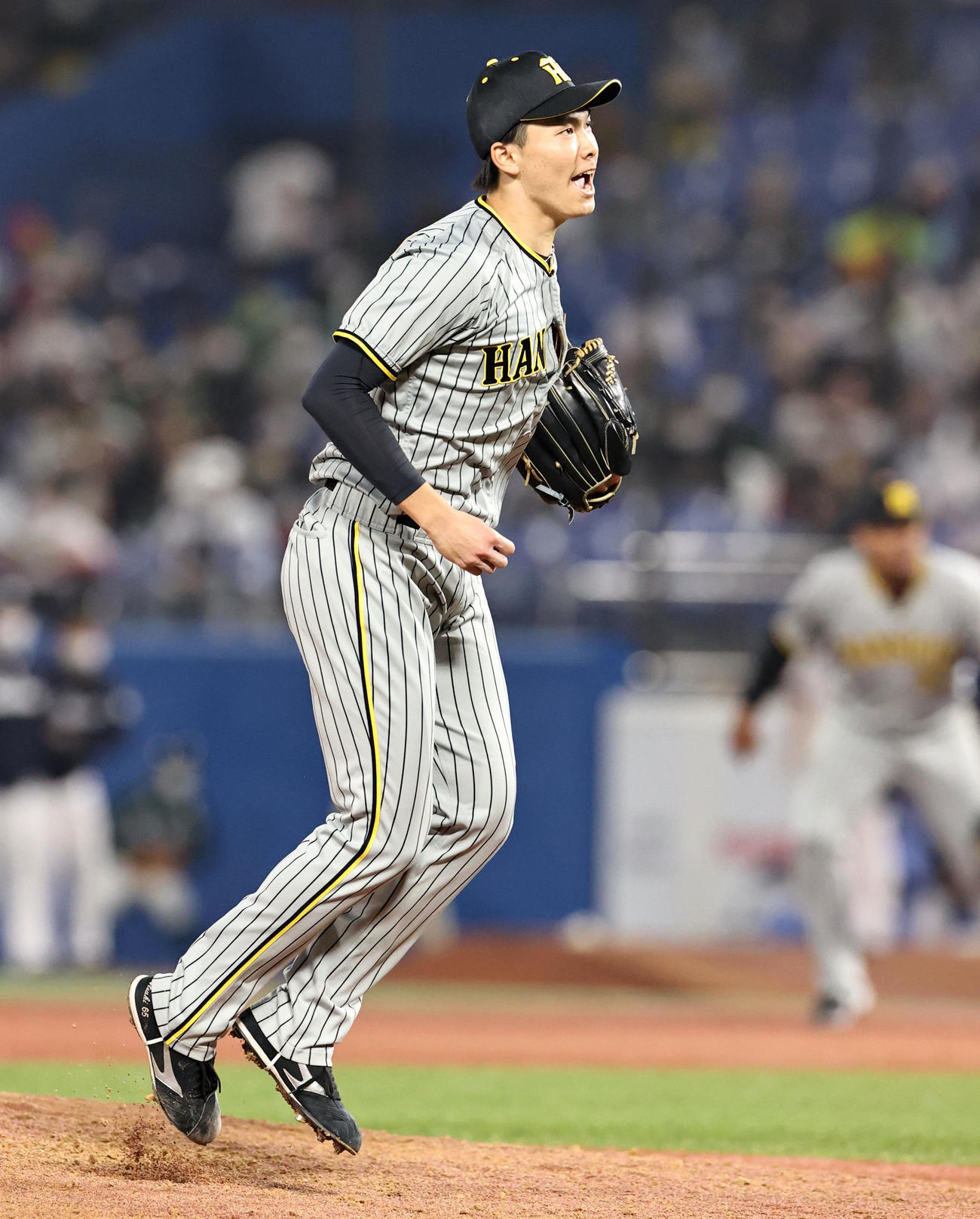 ヤクルト対阪神　8回裏ヤクルト2死二塁、湯浅は山崎を三振に仕留めマウンド上で雄たけびを上げる（撮影・加藤哉）