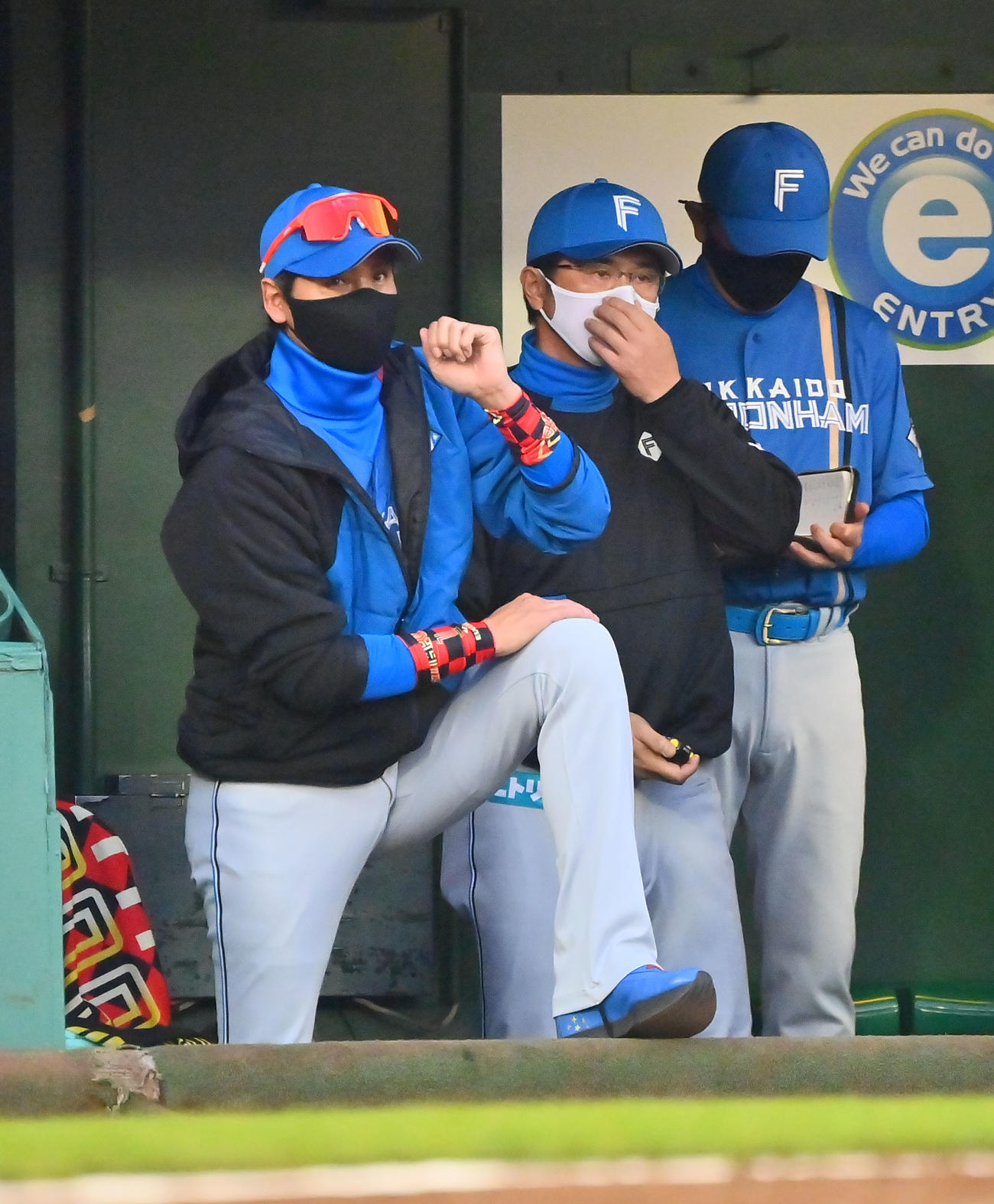 オリックス対日本ハム　ベンチから選手に指示を出す日本ハム新庄監督（撮影・和賀正仁）