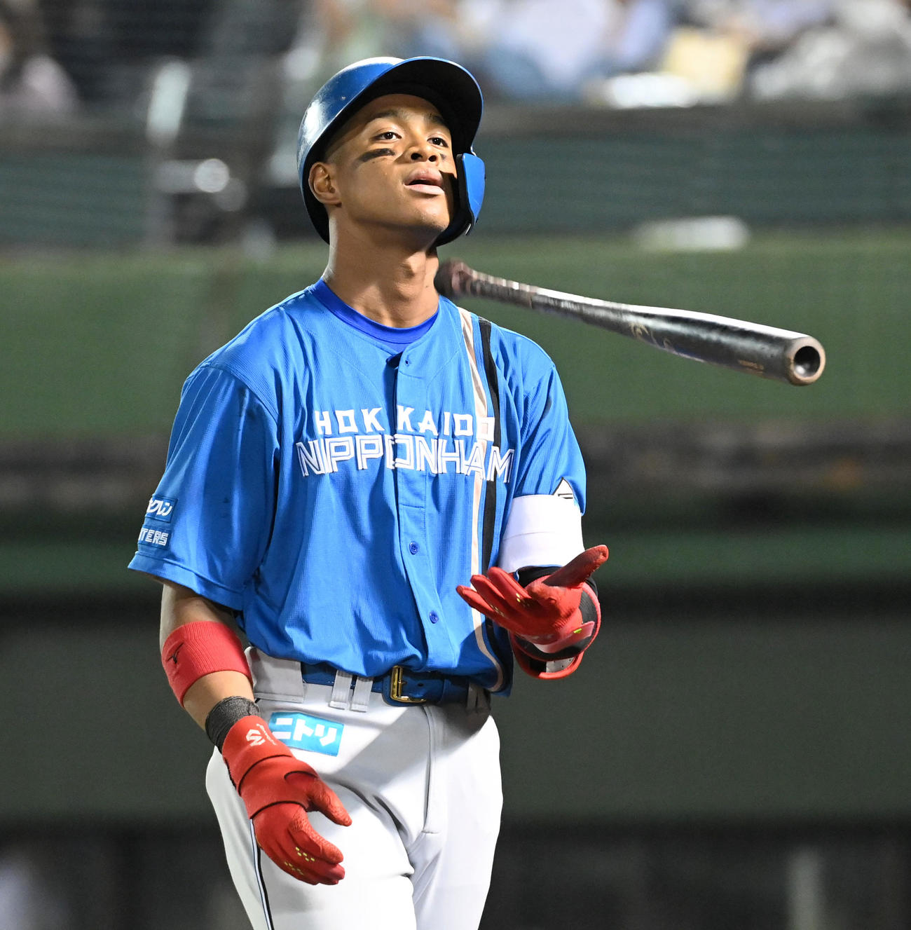 オリックス対日本ハム　6回表日本ハム2死満塁、万波は空振りの三振に倒れる（撮影・前岡正明）