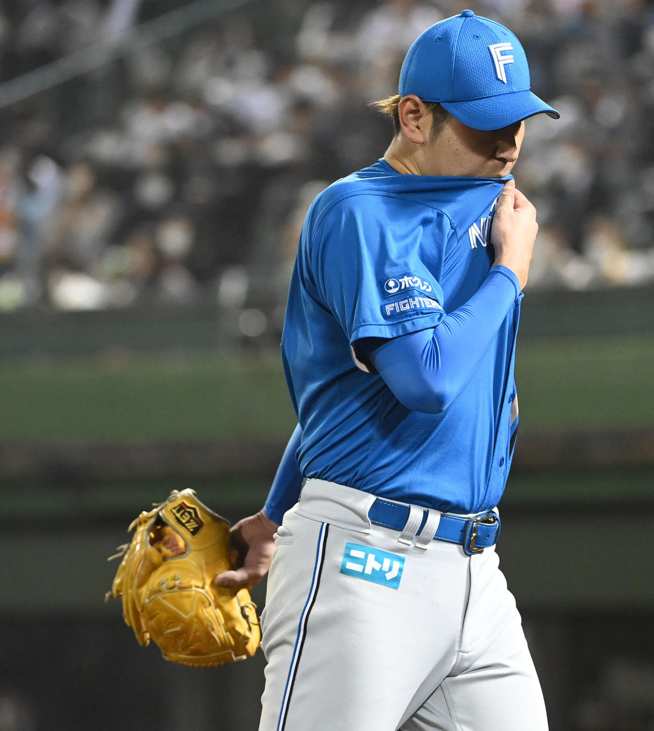 オリックス対日本ハム　7回途中、降板する日本ハム加藤（撮影・前岡正明）