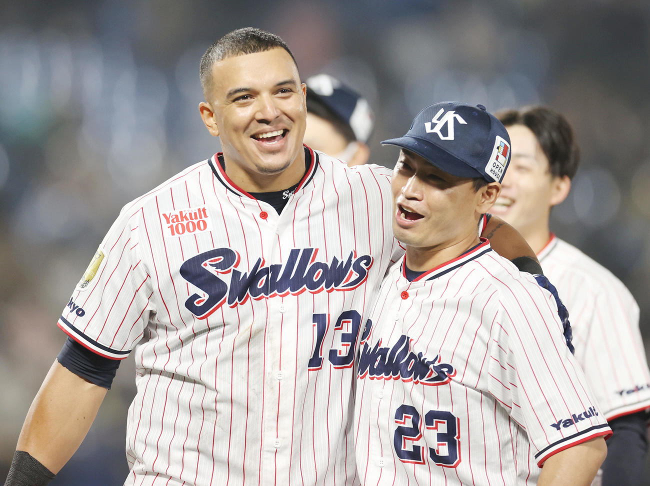 ヤクルト対阪神　試合後、喜び合うオスナ（左）と青木（撮影・狩俣裕三）