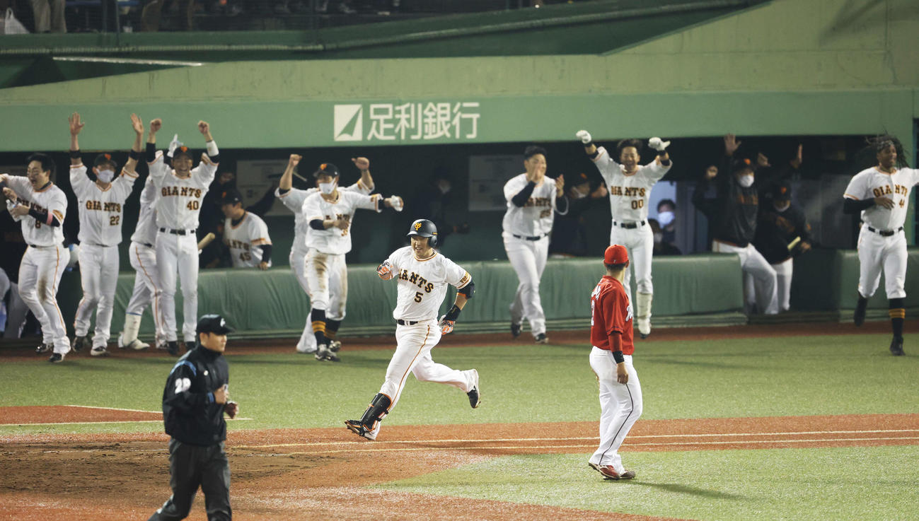 巨人対広島　9回裏巨人無死満塁、サヨナラの2点適時打を放ち笑顔を見せる中島（手前中央）と歓喜する巨人ナイン（撮影・河田真司）