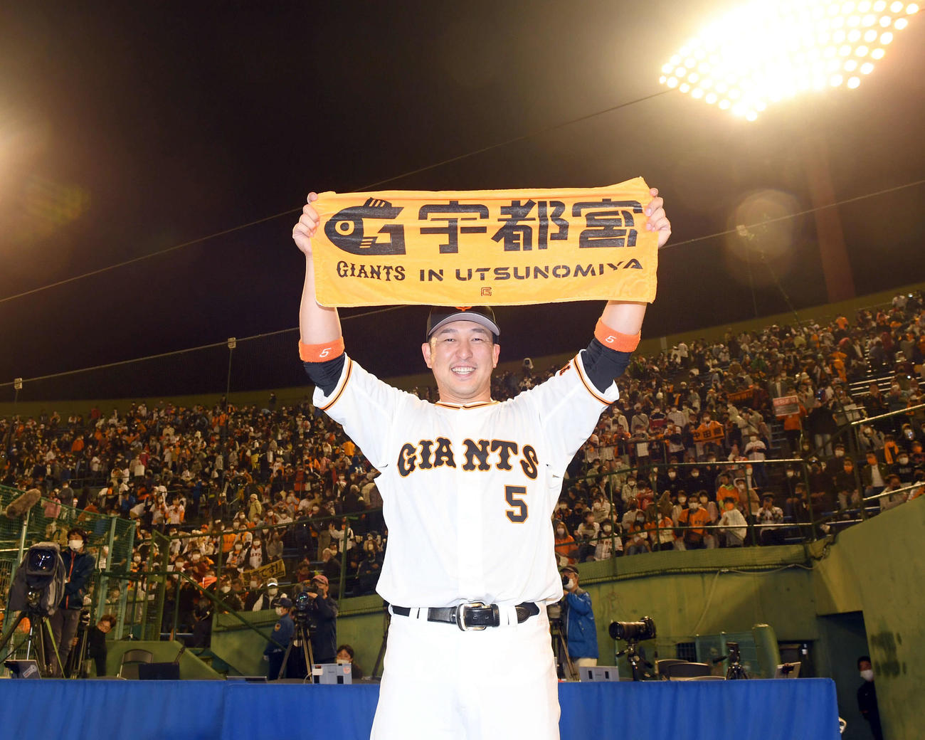 巨人対広島　サヨナラ打を放った巨人中島はファンを背に笑顔で記念撮影（撮影・たえ見朱実）